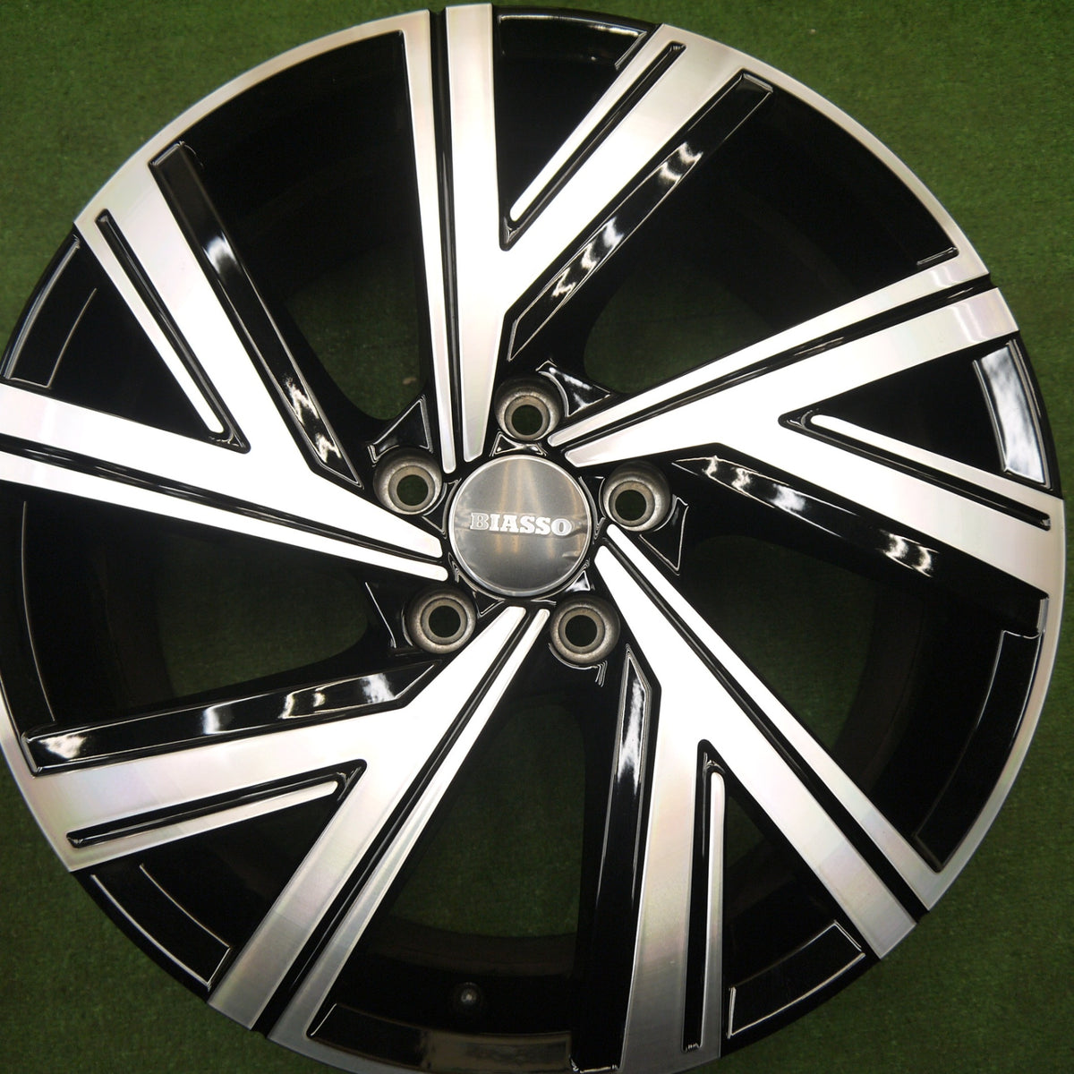 新車外し★VW ワーゲン ゴルフ8 R-LINE 純正 ホイール 18インチ 18×7.5J エンブレム BIASSO PCD112/5H★5120802Hホ