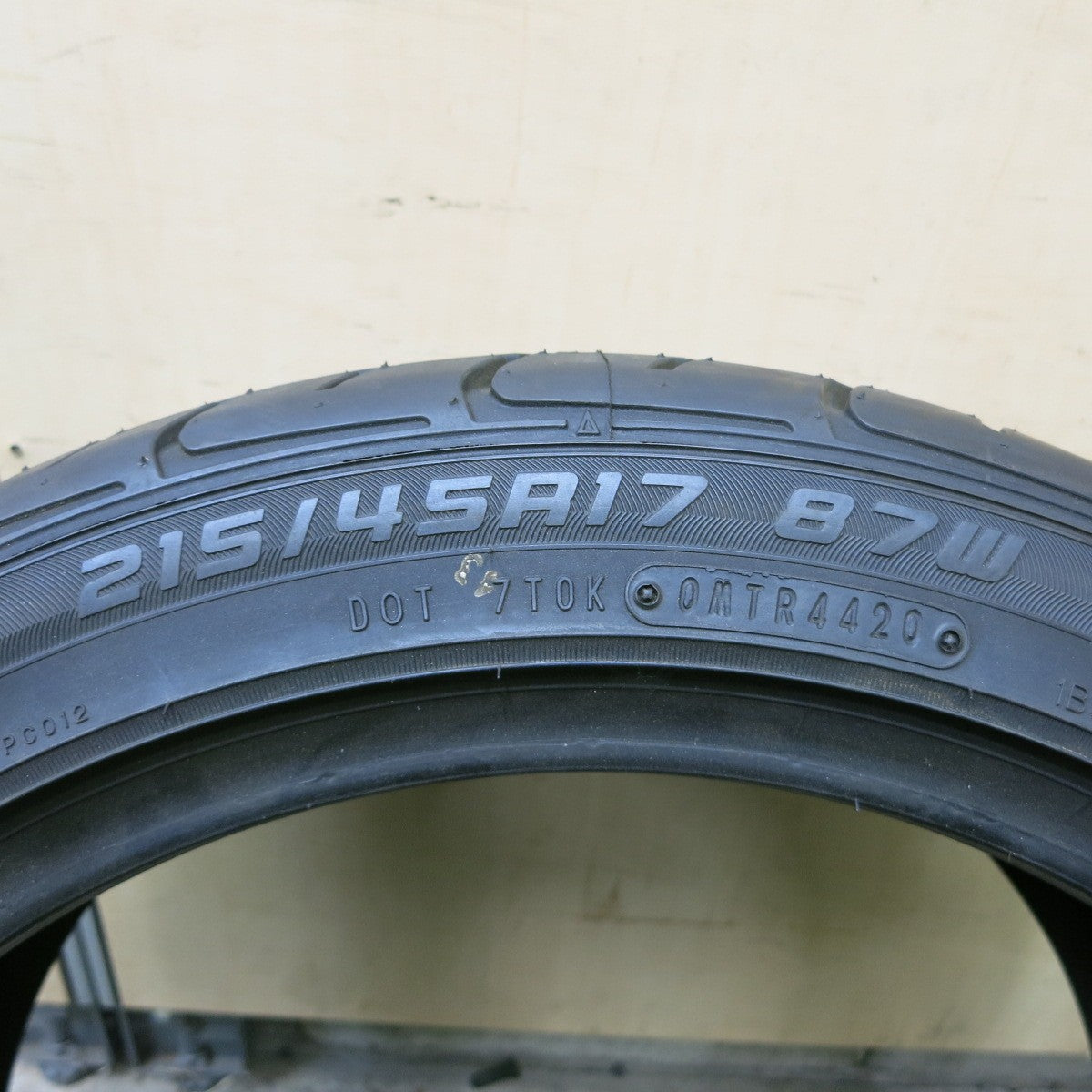 未使用!1本★215/45R17 ダンロップ ディレッツァ DZ101 タイヤ 17インチ プリウス 86 BRZ カローラ インプレッサ レガシィ 等★5052105ナノタ