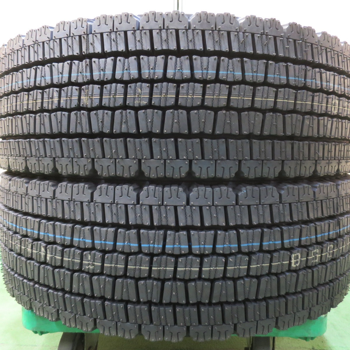 未使用!24年!2本★トラック タイヤ 245/70R19.5 136/134J スタッドレス ダンロップ デクテス SP081 DECTES 19.5インチ★5063002イスタ