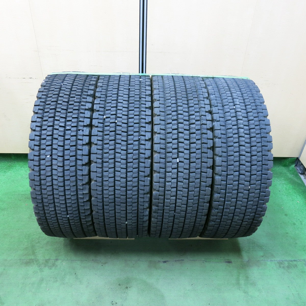 バリ溝!24年!9分★トラック タイヤ 265/70R19.5 140/138J スタッドレス ブリヂストン W900 19.5インチ★5061903SYスタ
