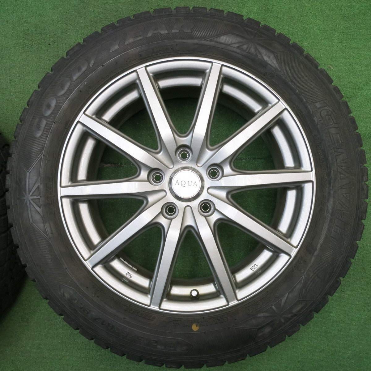バリ溝!キレイ!9.5分★スタッドレス 215/60R17 グッドイヤー アイスナビ6 AQUA アクア 17インチ PCD114.3/5H★5042801NJス