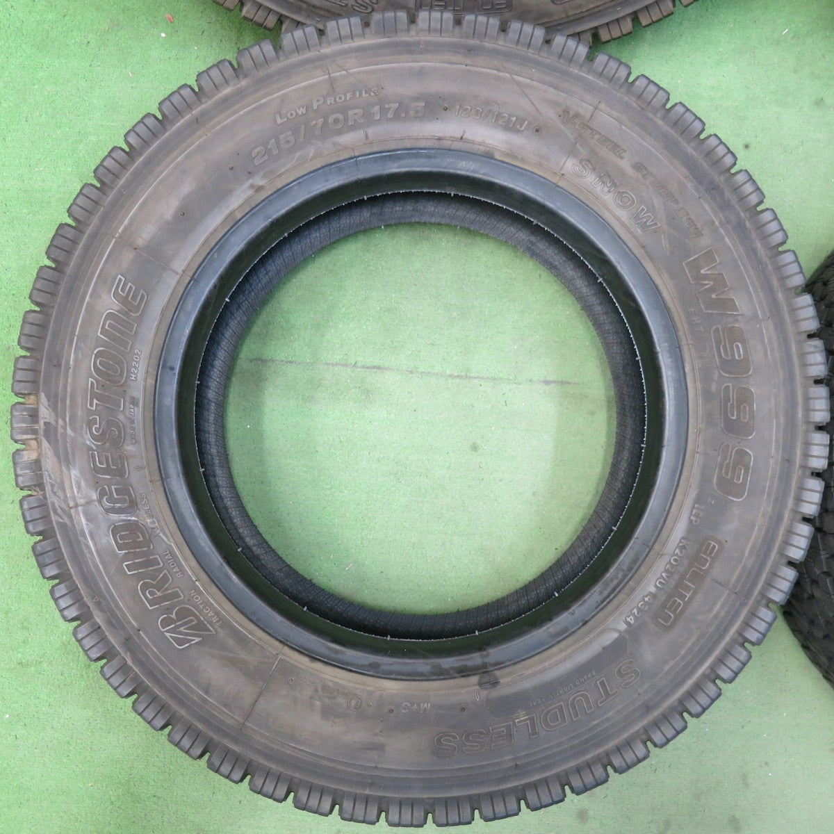 バリ溝!24年!9.5分★トラック タイヤ 215/70R17.5 123/121J スタッドレス ブリヂストン W999 17.5インチ★5070410SYスタ