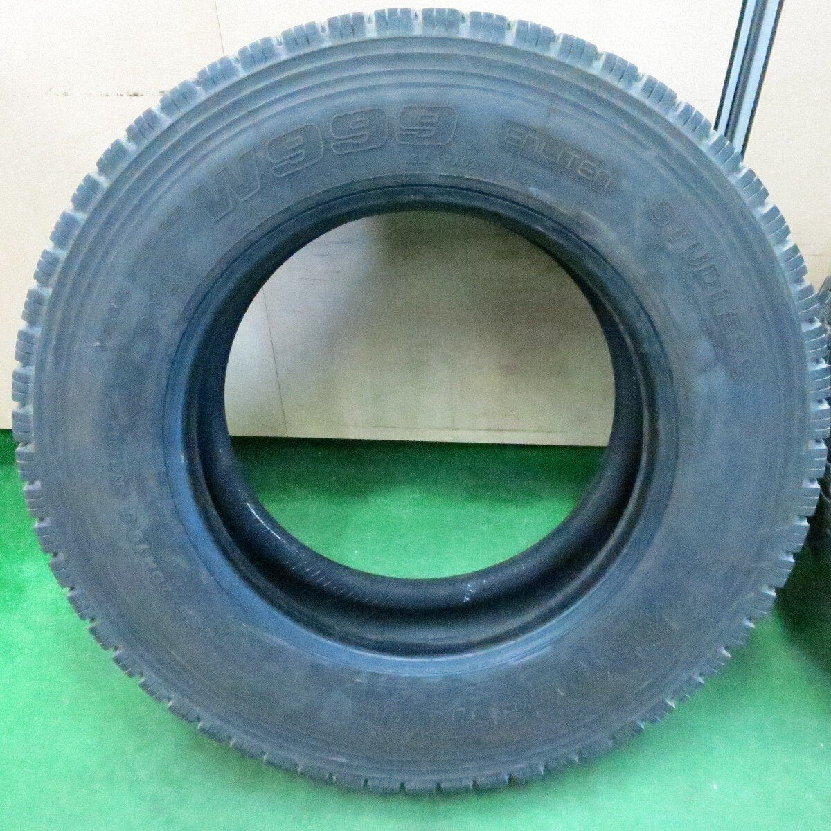 バリ溝!23年!9.5分★トラック タイヤ 245/70R19.5 136/134J スタッドレス ブリヂストン W999 19.5インチ★4050408ナス