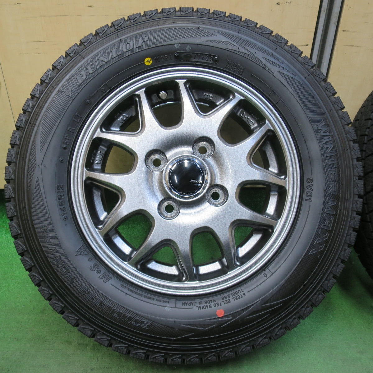 ほぼ未使用!23年!キレイ★スタッドレス 145R12 6PR ダンロップ ウインターマックス SV01 ZACK JP-205 MONZA ザック モンツァ 12インチ PCD100/4H★5103007イス
