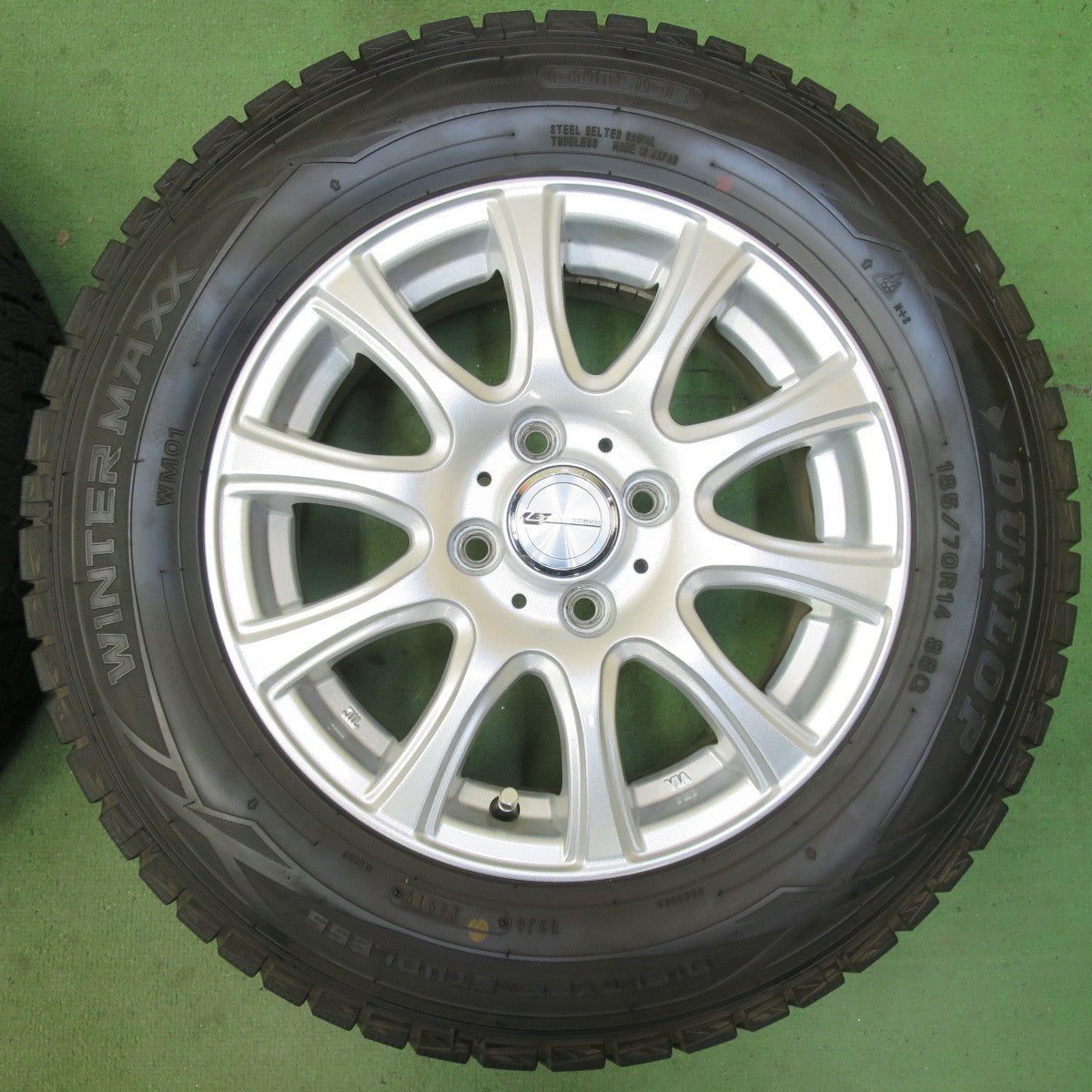 バリ溝!キレイ!9.5分★スタッドレス 185/70R14 ダンロップ ウインターマックス WM01 LAUFBAHN ラウフバーン 14インチ PCD100/4H★5093007イス
