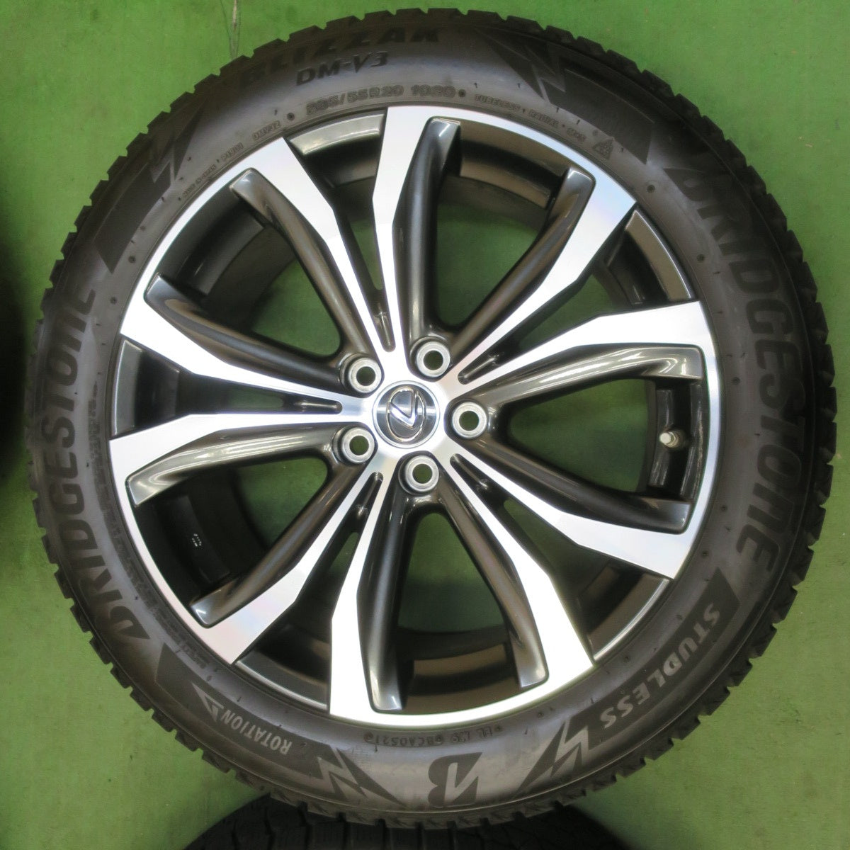 センサー付!キレイ!21年★レクサス RX バージョンL 純正 235/55R20 スタッドレス ブリヂストン ブリザック DM-V3 20インチ PCD114.3/5H★5042607イス