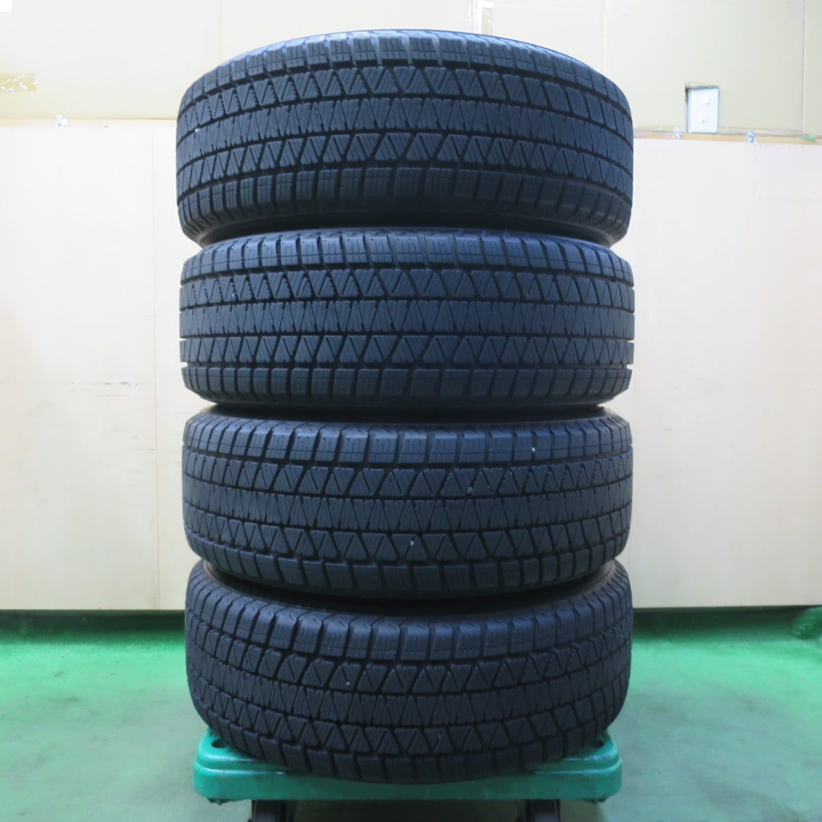 バリ溝!24年!キレイ!9.5分以上★スバル SK フォレスター 純正 225/60R17 スタッドレス ブリヂストン ブリザック DM-V3 17インチ PCD114.3/5H★5110706イス