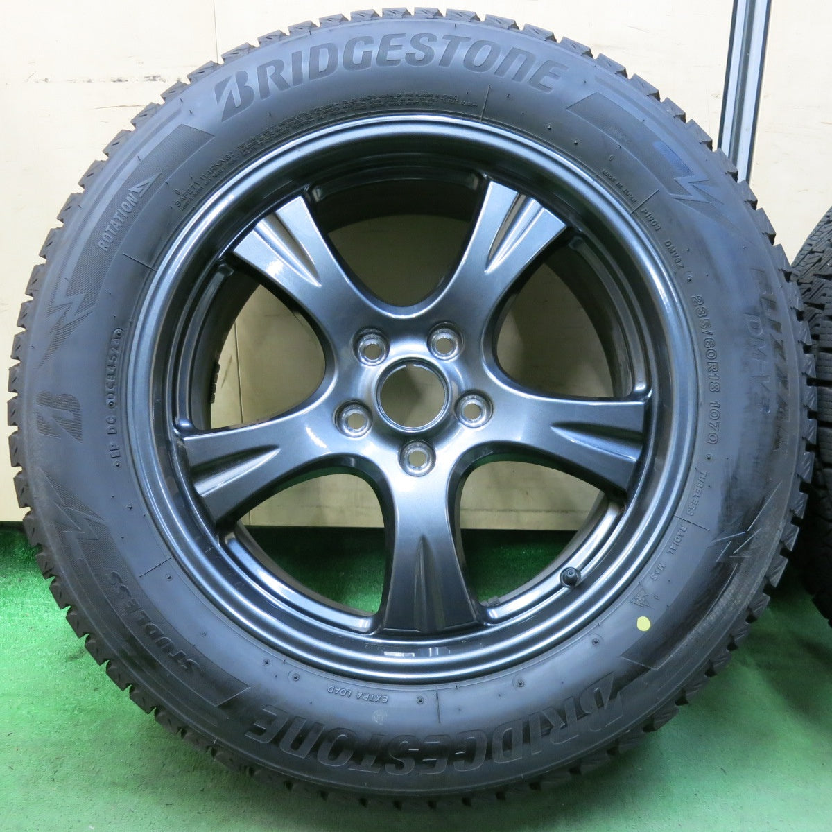 バリ溝!24年!キレイ!9.5分以上★トヨタ bZ4X 純正 235/60R18 スタッドレス ブリヂストン ブリザック DM-V3 18インチ PCD114.3/5H★5091801SKス