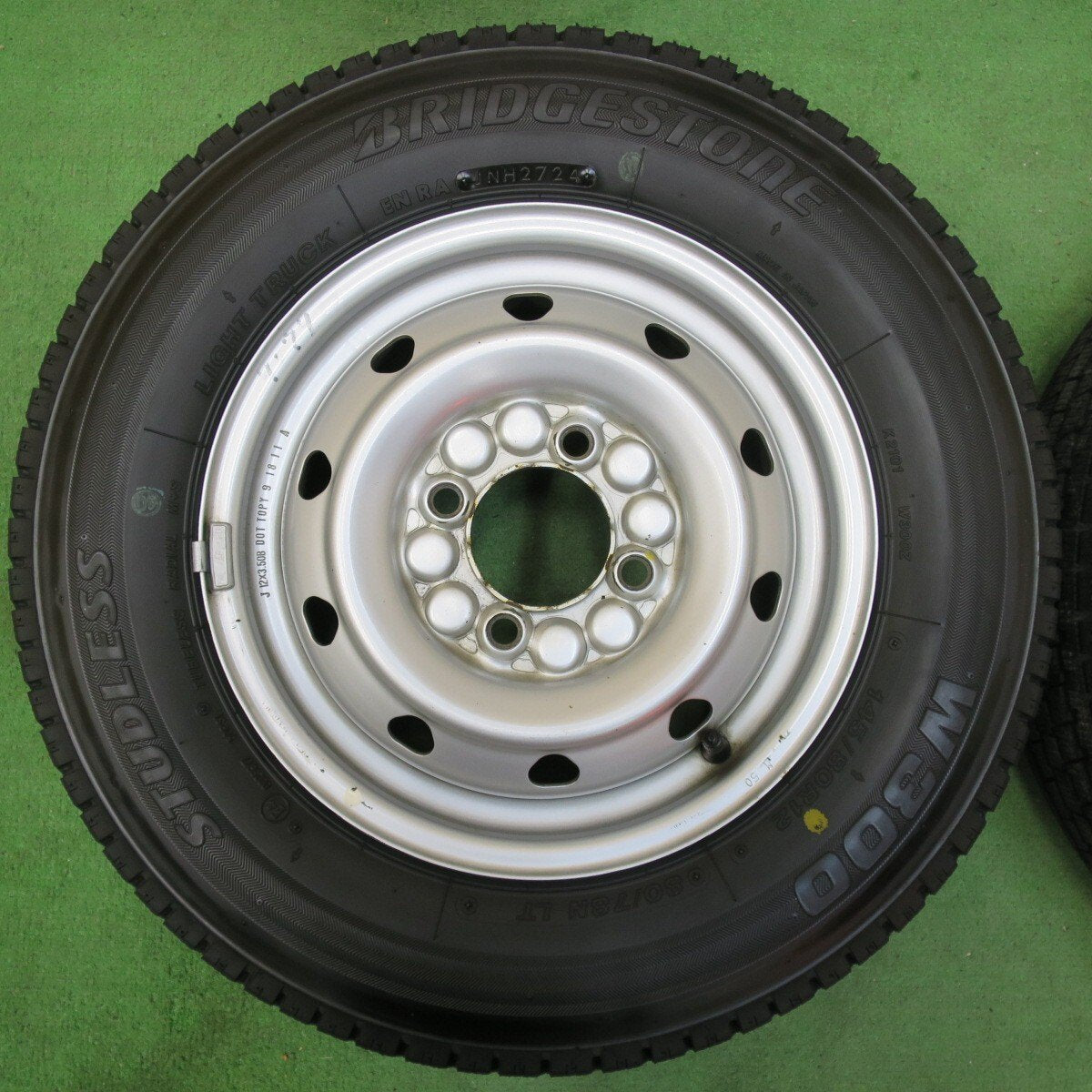 バリ溝!24年!9.5分以上★スタッドレス 145/80R12 80/78N ブリヂストン W300 TOPY スチール 12インチ PCD100/4H★5011304イス