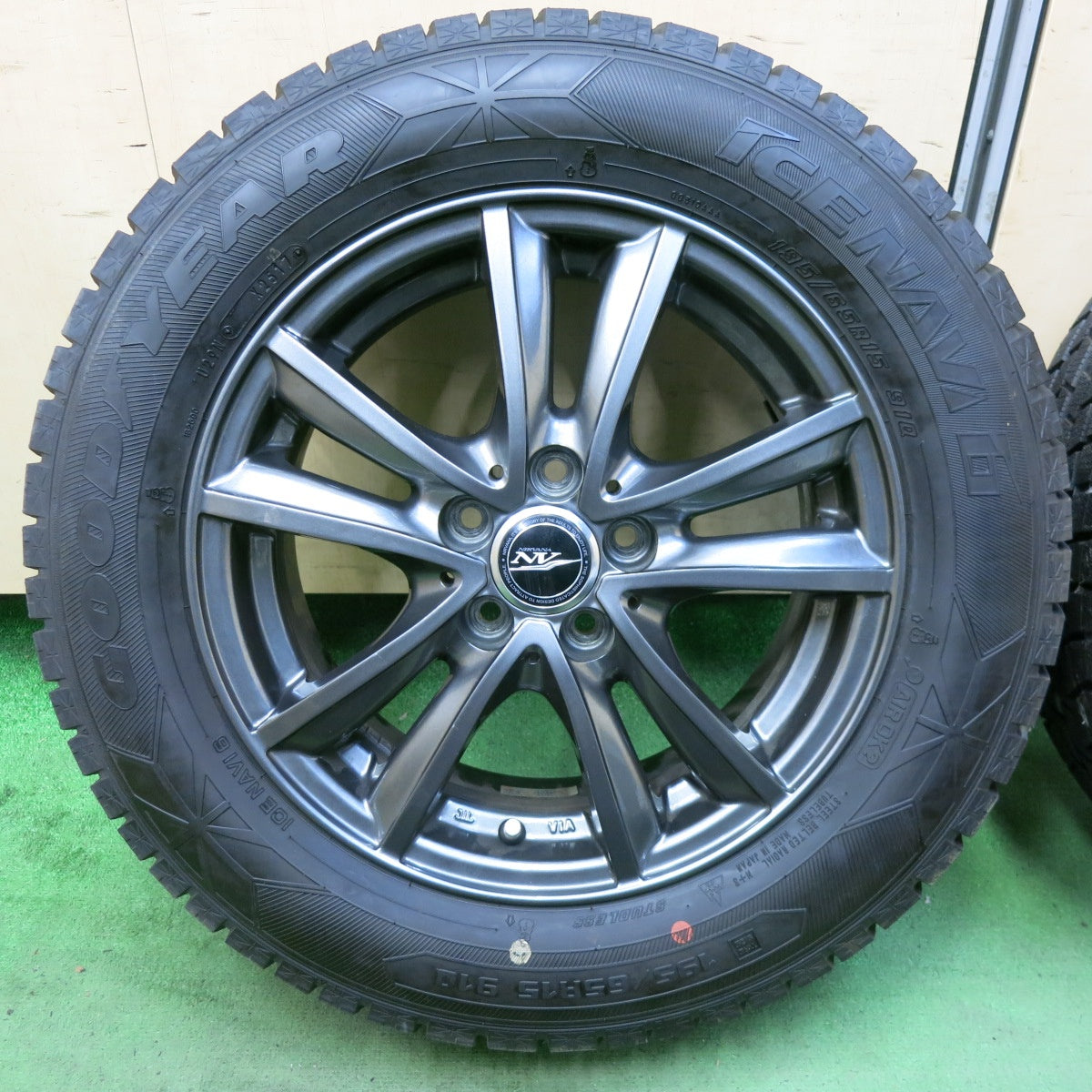 超バリ溝!キレイ!ほぼ10分★プリウス 等 195/65R15 スタッドレス グッドイヤー アイスナビ6 NIRVANA NV ニルバーナ ニルヴァーナ 15インチ PCD100/5H★5082604SKス