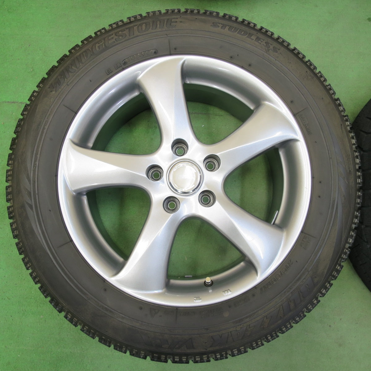 バリ溝!キレイ!8.5分★スタッドレス 215/60R17 ブリヂストン ブリザック VRX TOPRUN トップラン 17インチ PCD114.3/5H★5051513イス