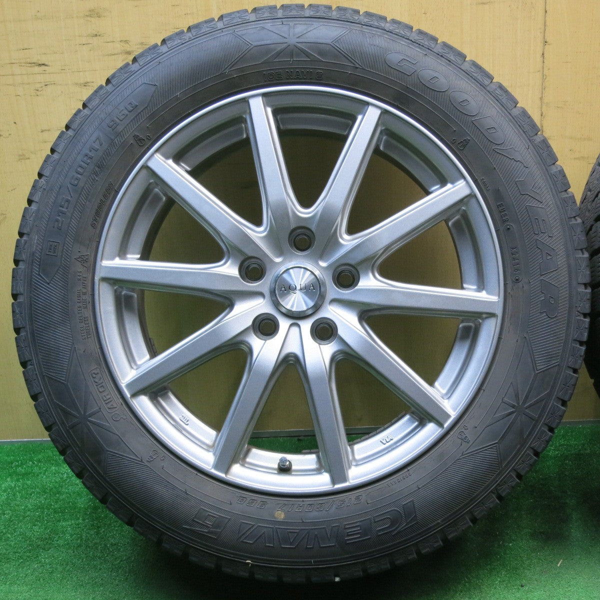 バリ溝!キレイ!9.5分★スタッドレス 215/60R17 グッドイヤー アイスナビ6 AQUA アクア 17インチ PCD114.3/5H★5042801NJス