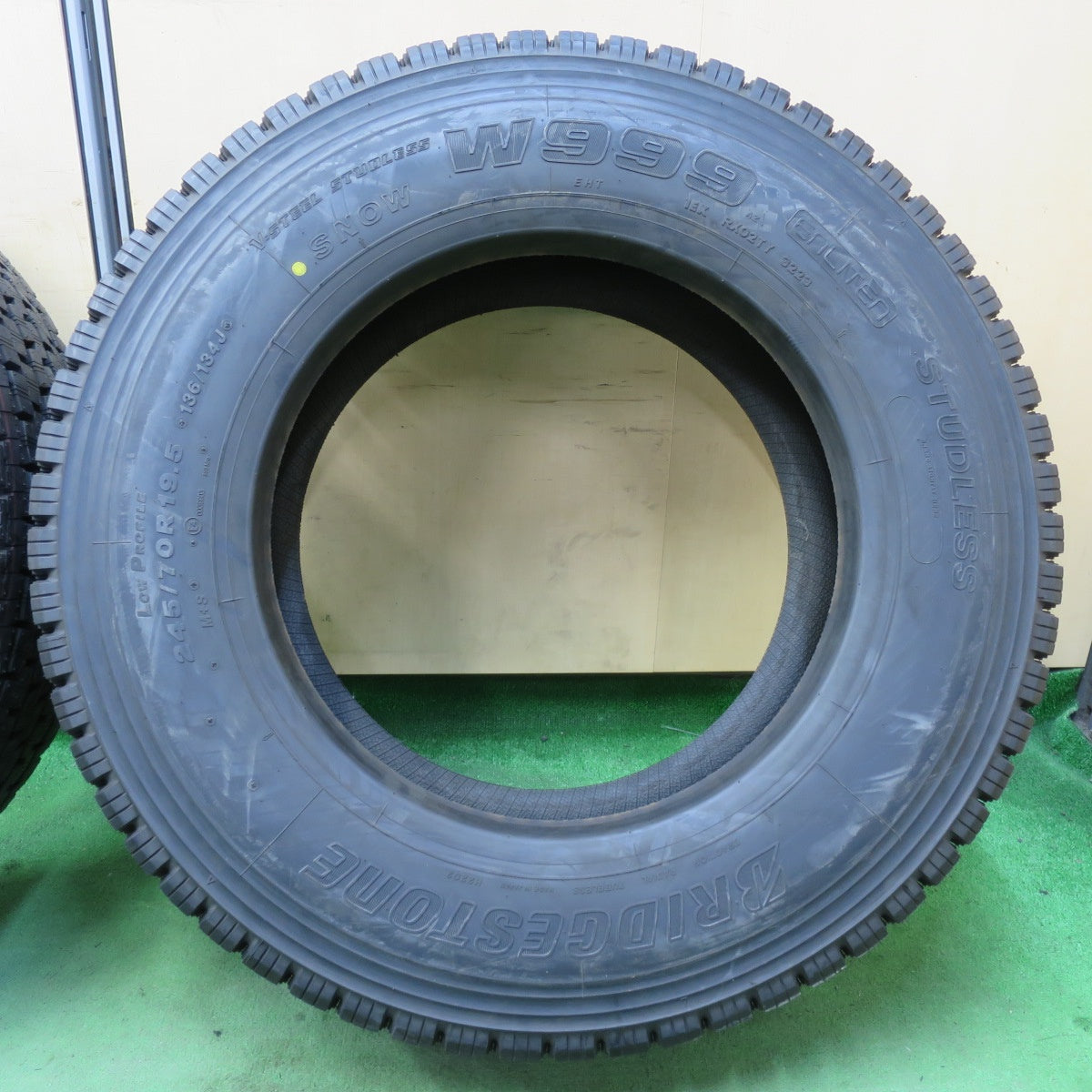 未使用!23年!2本★トラック タイヤ 245/70R19.5 136/134J スタッドレス ブリヂストン W999 19.5インチ★5041214イスタ