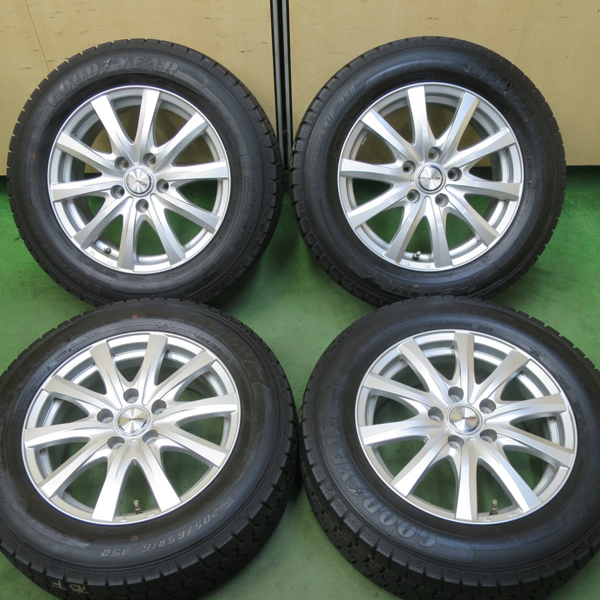 バリ溝!21年!キレイ!9.5分★スタッドレス 205/65R16 グッドイヤー アイスナビ7 ravrion RS01 ラブリオン 16インチ PCD114.3/5H★5092502TTス