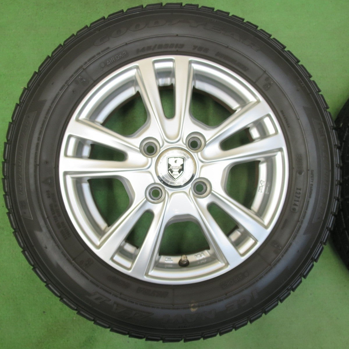 バリ溝!9.5分以上★スタッドレス 145/80R13 グッドイヤー アイスナビ ZEA2 JOKER ジョーカー 13インチ PCD100/4H★5031705イス
