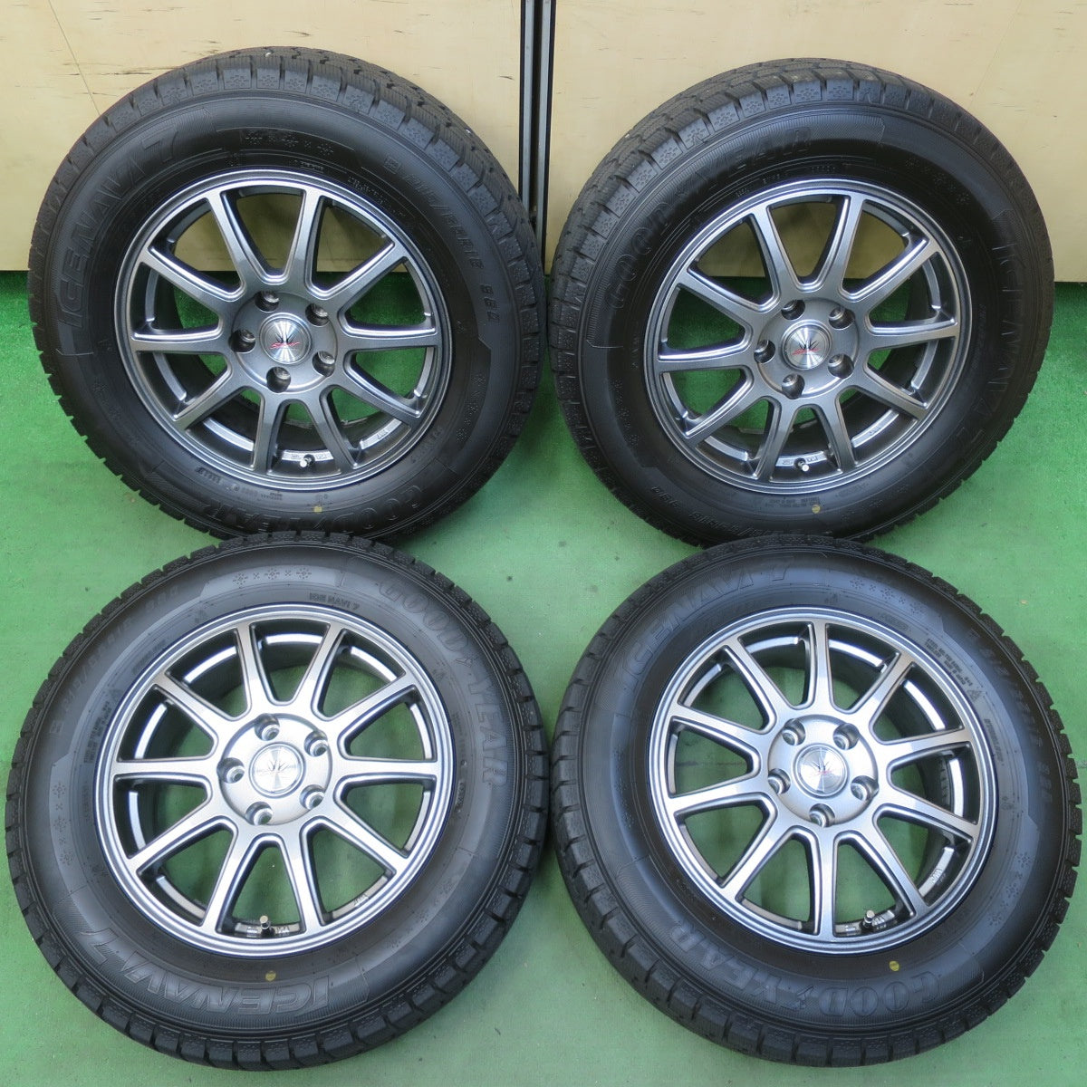 バリ溝!22年!キレイ!ほぼ10分★LOXARNY SPORT 215/65R16 スタッドレス グッドイヤー アイスナビ7 ロクサーニ スポーツ 16インチ PCD114.3/5H★5061808イス