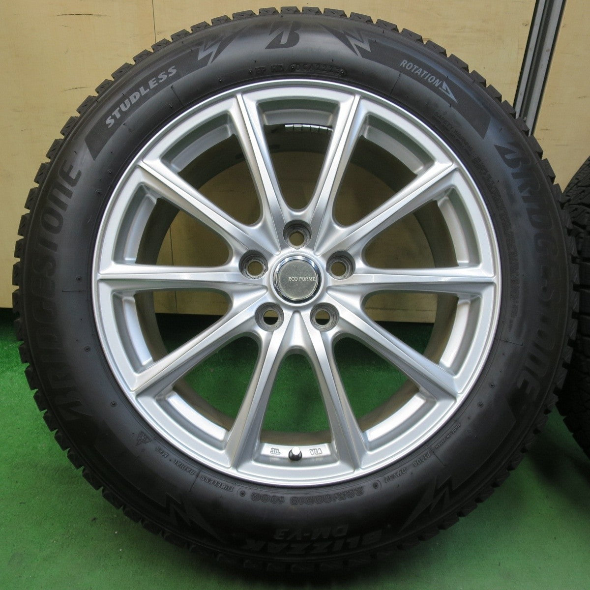 バリ溝!23年!キレイ!9.5分★スタッドレス 225/60R18 ブリヂストン ブリザック DM-V3 ECO FORME エコフォルム 18インチ PCD114.3/5H★5040501イス