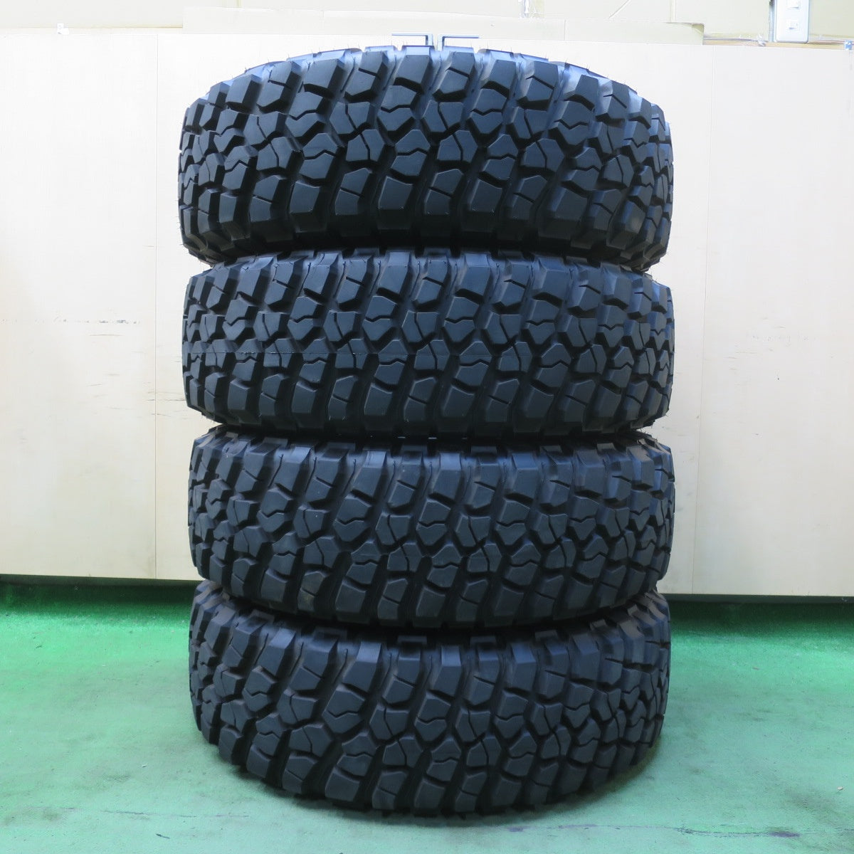 新車外し!23年★255/75R17 111/108Q BFグッドリッチ Mud-Terrain T/A KM2 タイヤ 17インチ ジープ ラングラー 等★5061001イノタ