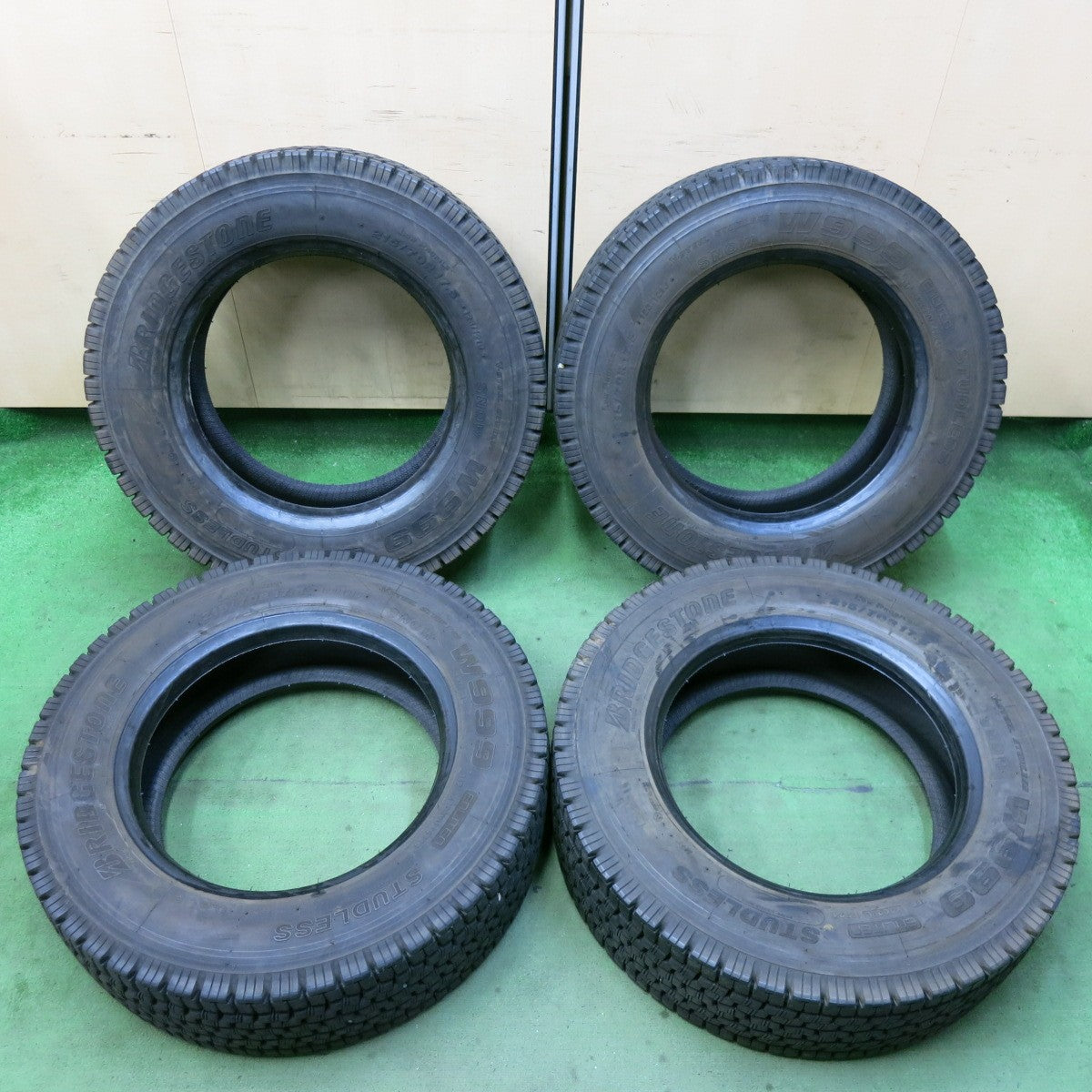 バリ溝!24年!9.5分★トラック タイヤ 215/70R17.5 123/121J スタッドレス ブリヂストン W999 17.5インチ★5070410SYスタ
