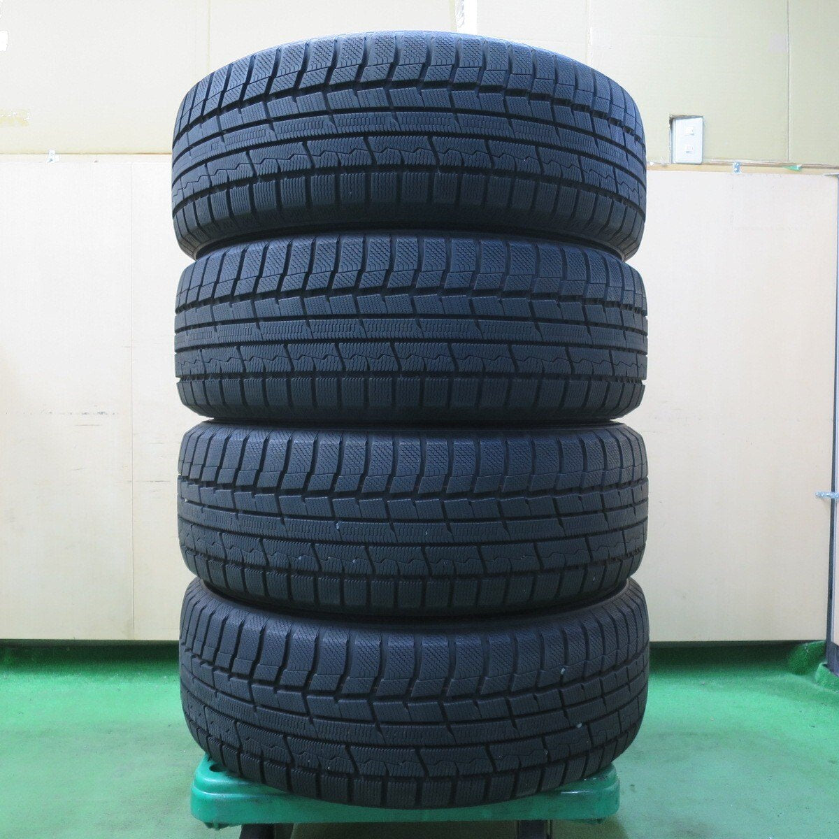 バリ溝!21年!キレイ!9.5分以上★スタッドレス 235/55R19 トーヨー ウインター トランパス TX VELVA SPORTZ ヴェルヴァ 19インチ PCD114.3/5H★5040702イス