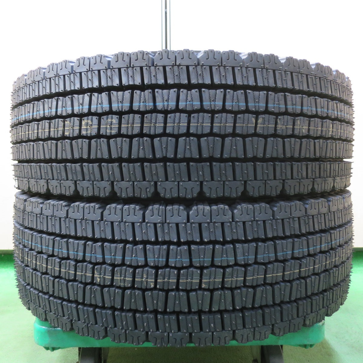 未使用!24年!2本★トラック タイヤ 245/70R19.5 136/134J スタッドレス ダンロップ デクテス SP081 DECTES 19.5インチ★5063003イスタ