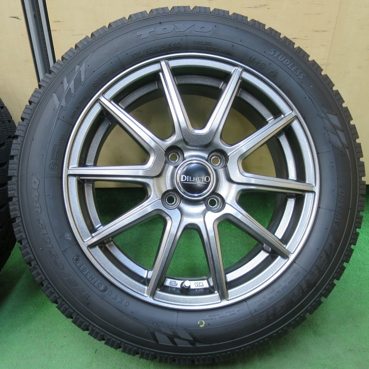 バリ溝!キレイ!9.5分以上★スタッドレス 175/65R15 トーヨー オブザーブ ガリット GIZ DILETTO ディレット 15インチ PCD100/4H★5040707イス
