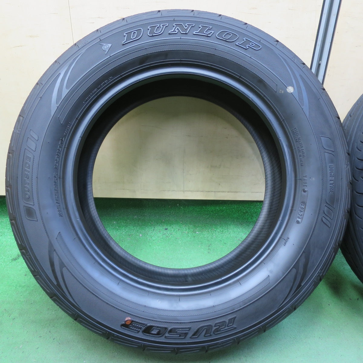 バリ溝!24年!9.5分★215/65R16 109/107L ダンロップ RV503 タイヤ 16インチ ハイエース キャラバン 等★5092208イノタ