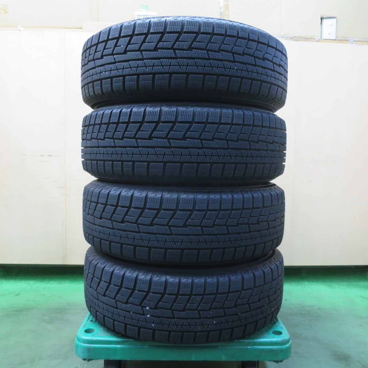 バリ溝!22年!キレイ!9.5分★プリウス 等 195/65R15 スタッドレス ヨコハマ アイスガード iG60 VELVA ヴェルヴァ 15インチ PCD100/5H★5111813イス