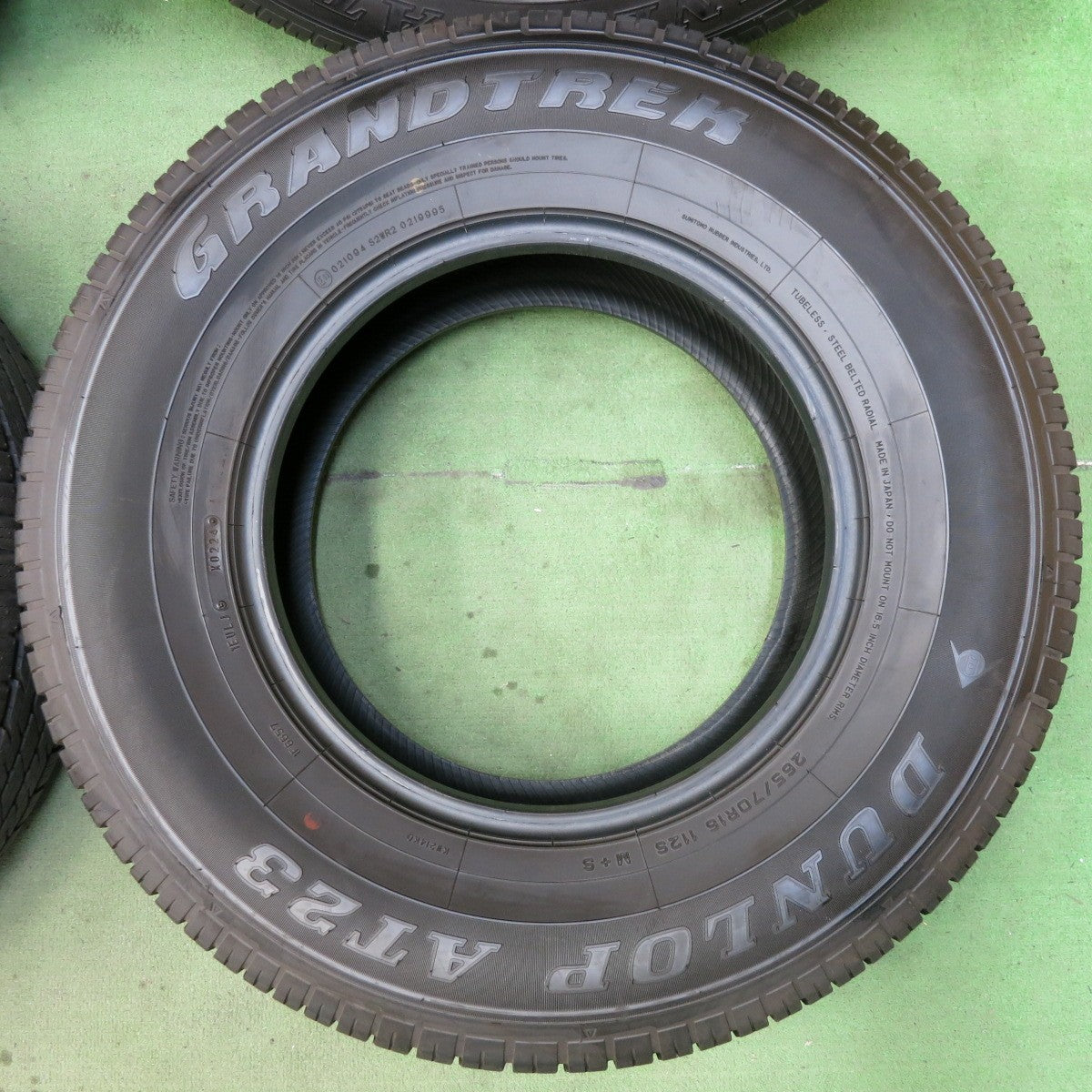 新車外し!24年★265/70R16 ダンロップ AT23 グラントレック タイヤ 16インチ ランクル ハイラックス サーフ プラド サファリ パジェロ 等★5082001SKノタ