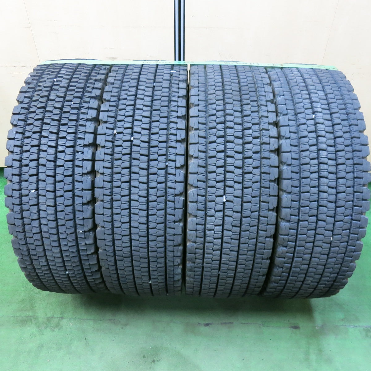 バリ溝!24年!9分★トラック タイヤ 265/70R19.5 140/138J スタッドレス ブリヂストン W900 19.5インチ★5061903SYスタ