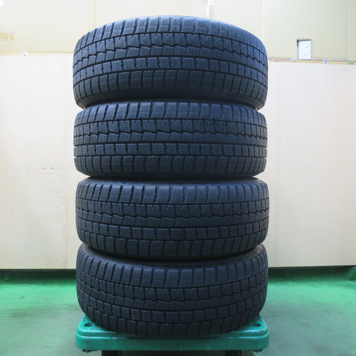 バリ溝!キレイ!9.5分★MINI BMW 等 BORBET typeV 225/55R17 スタッドレス ダンロップ ウインターマックス WM01 17インチ ボルベット PCD112/5H★5111402イス