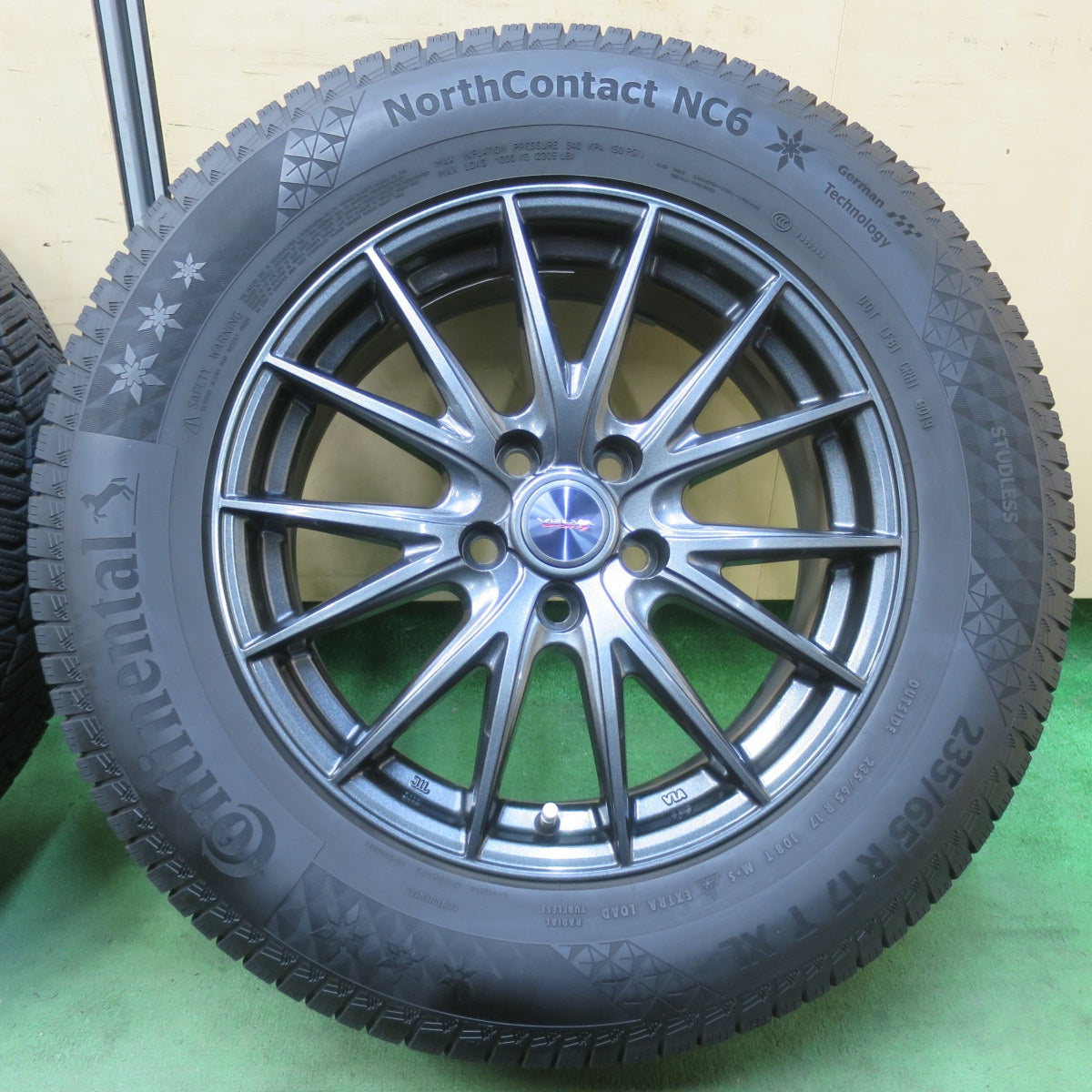 バリ溝!キレイ!8.5分★スタッドレス 235/65R17 コンチネンタル ノースコンタクト NC6 VELVA SPORTZ ヴェルヴァ 17インチ PCD114.3/5H★5122004イス