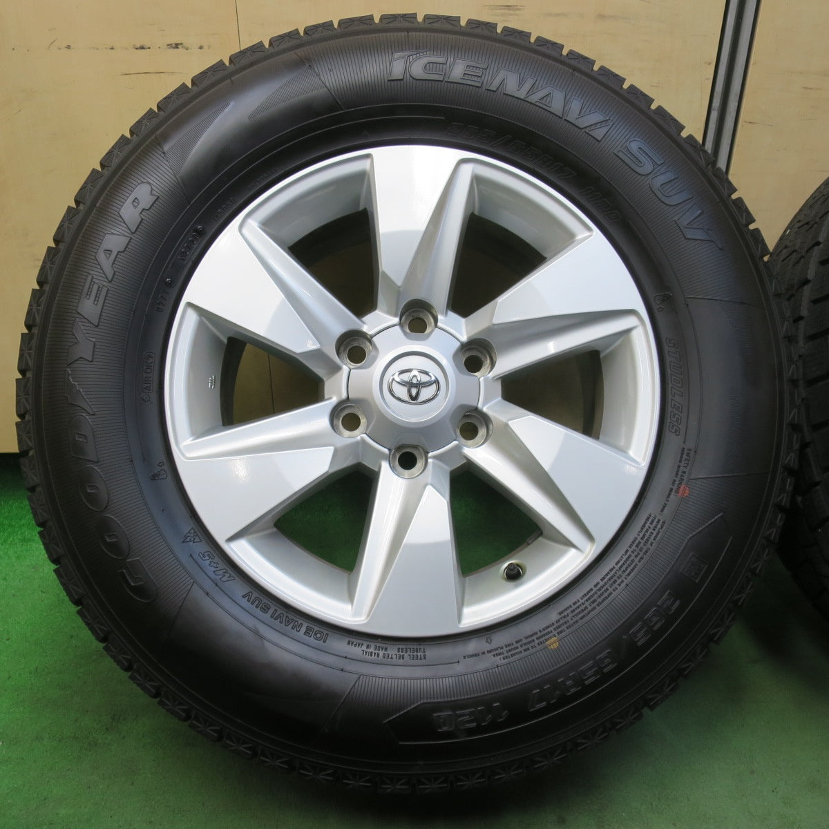 超バリ溝!キレイ!9.5分以上★トヨタ 150系 ランクル プラド 純正 265/65R17 スタッドレス グッドイヤー アイスナビ SUV 17インチ PCD139.7/6H★5102501イス