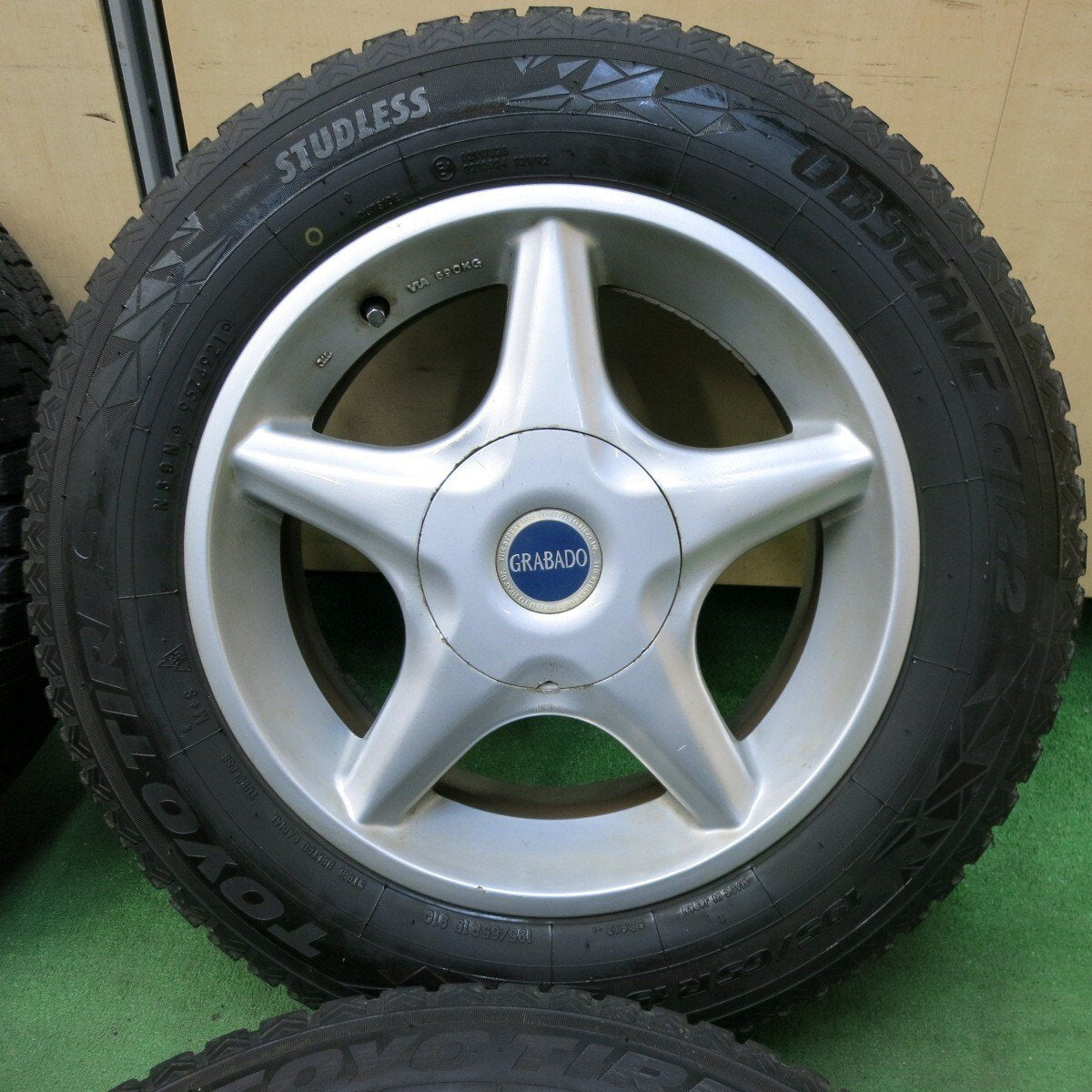 バリ溝!21年!9.5分★スタッドレス 195/65R15 トーヨー オブザーブ GIZ2 GRABADO 15インチ PCD100 114.3/5H マルチ★4112708SYス