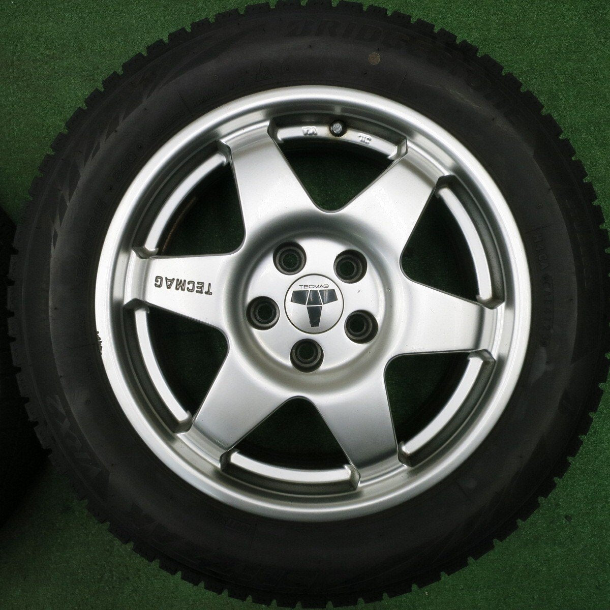 バリ溝 23年 8.5分★アウディ A1 等 185/60R15 スタッドレス ブリヂストン VRX2 TECMAG TARGA テクマグ PCD100/5H★4121803NJス