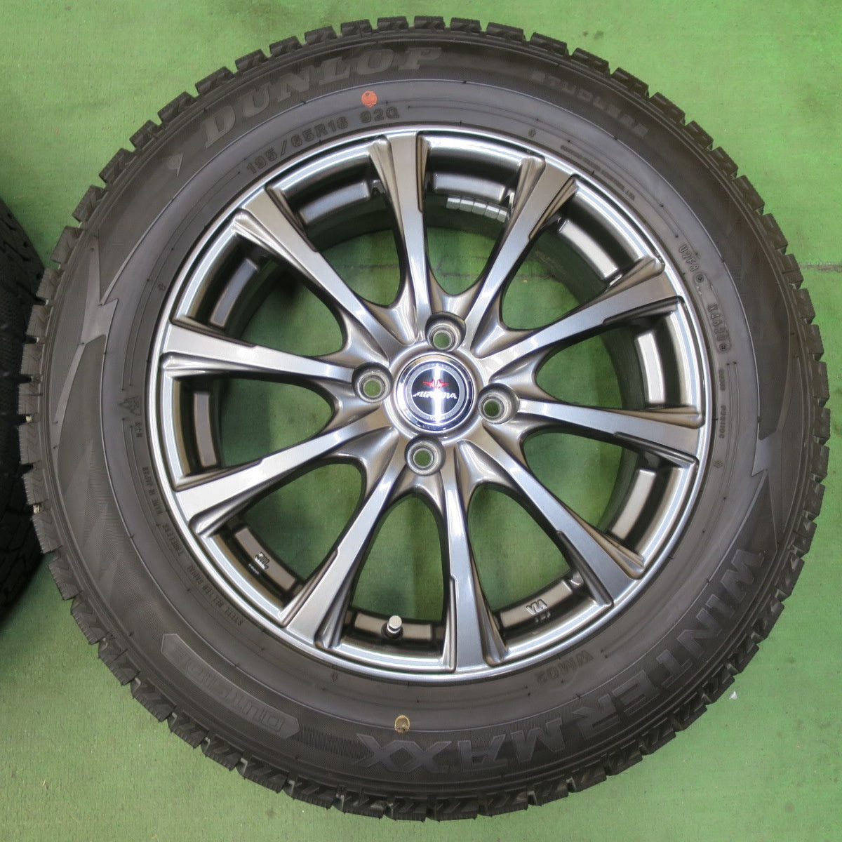 バリ溝!キレイ!9.5分★スタッドレス 195/65R16 ダンロップ ウインターマックス WM02 AIRNOVA エアノヴァ 16インチ PCD100/4H★5102009イス