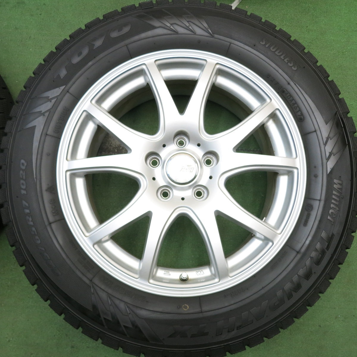 バリ溝!キレイ!ほぼ10分★スタッドレス 225/65R17 トーヨー ウインター トランパス TX Fang ファング 17インチ PCD114.3/5H★5072603HAス
