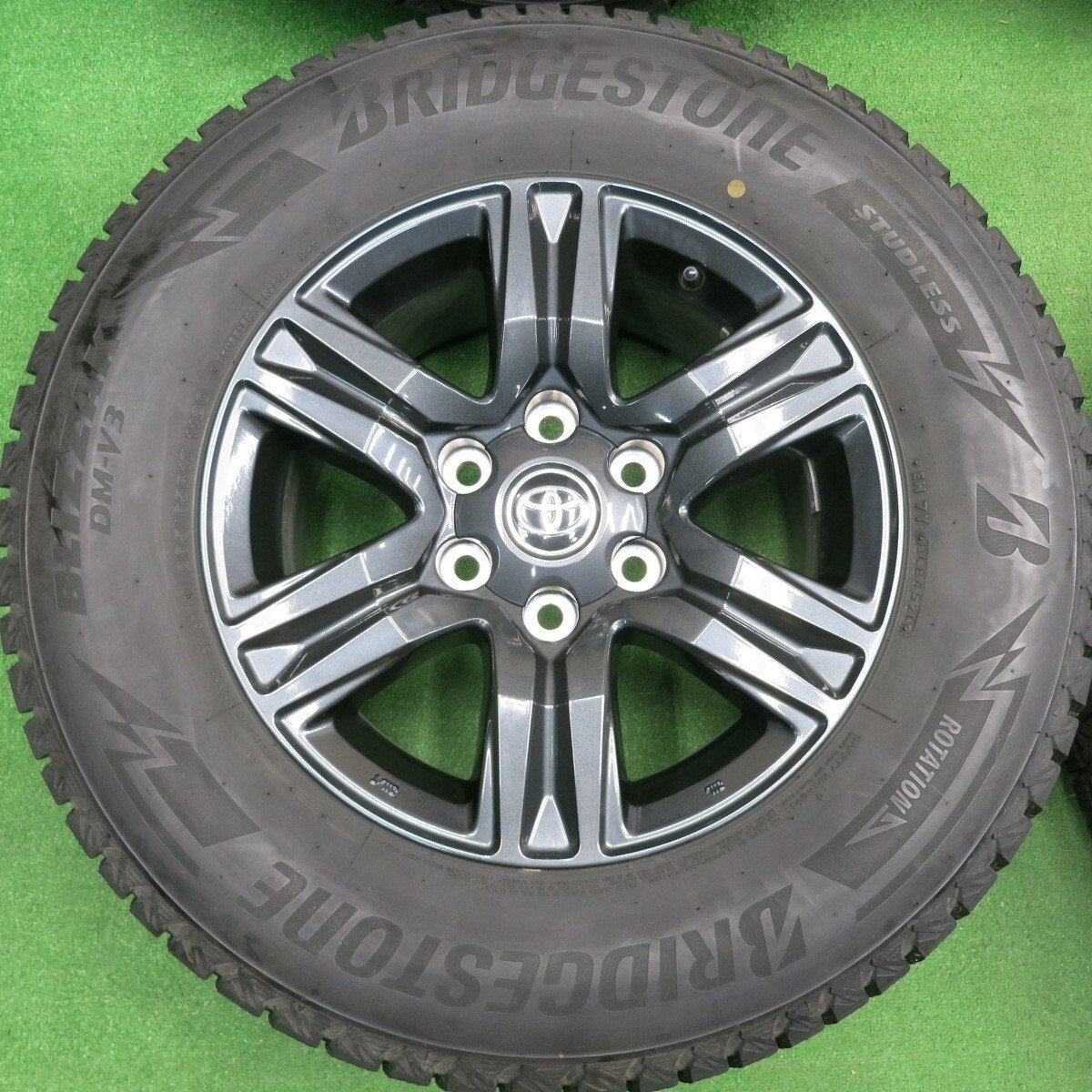 バリ溝!キレイ!9.5分★トヨタ ハイラックス 純正 265/65R17 スタッドレス ブリヂストン ブリザック DM-V3 17インチ PCD139.7/6H★4123110HAス