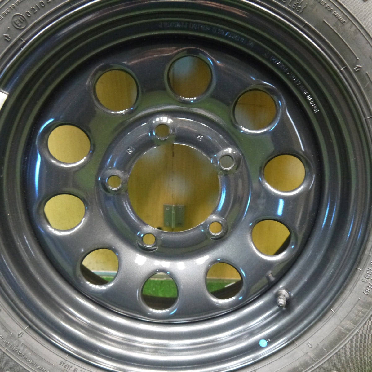 新車外し!23年!1本★スズキ ジムニー シエラ 純正 スチール 195/80R15 ダンロップ AT20 グラントレック スペア 15インチ PCD139.7/5H★6021705Hノ