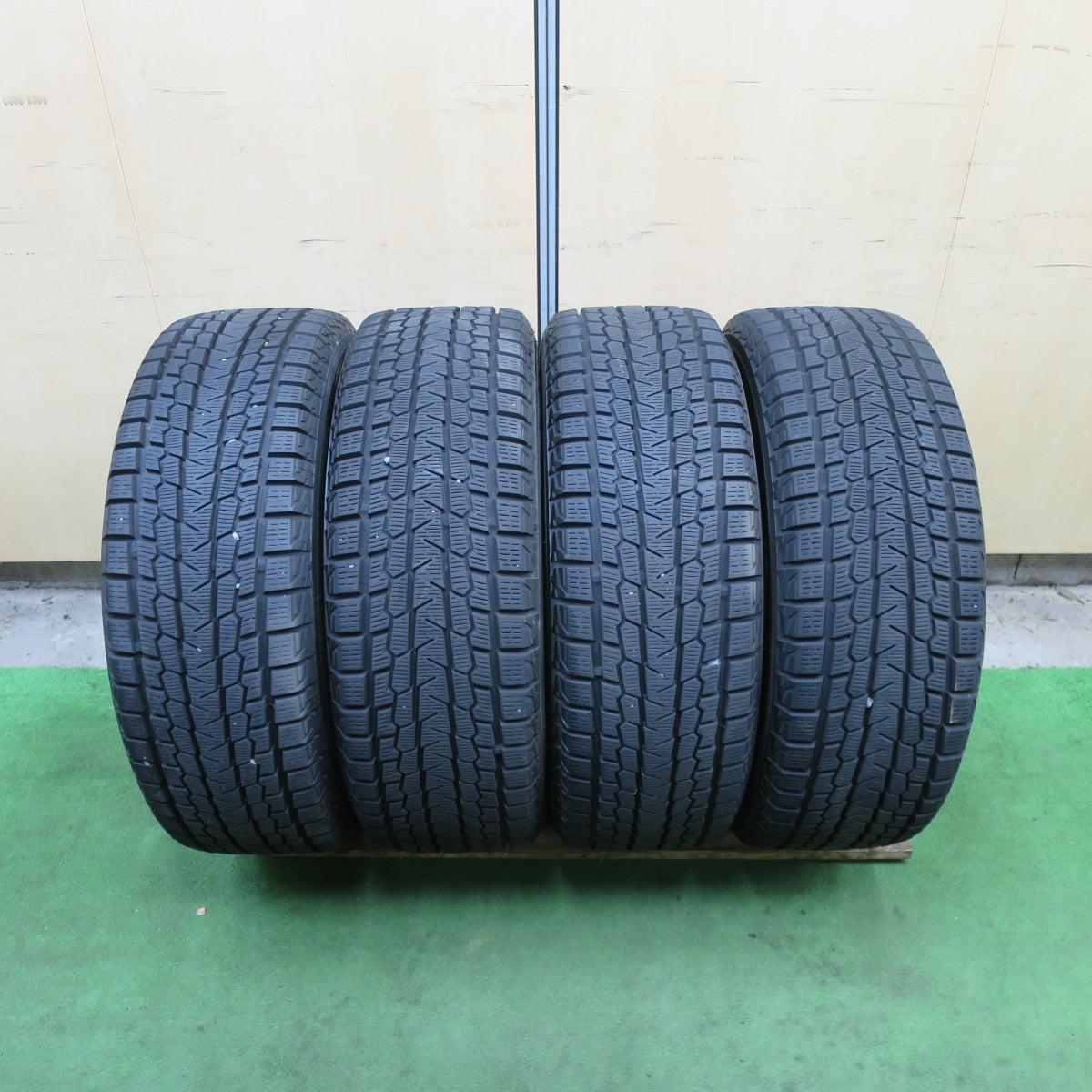 バリ溝!23年!キレイ!9.5分★スタッドレス 235/60R18 ヨコハマ アイスガード G075 GRASS グラス 18インチ PCD114.3/5H★5112210TTス