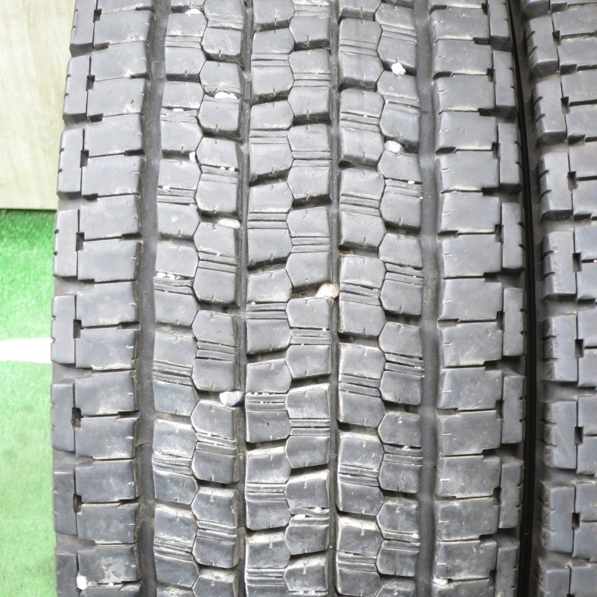 バリ溝!22年!9分★トラック タイヤ 245/70R19.5 136/134J スタッドレス ブリヂストン W999 19.5インチ★4052803クスタ