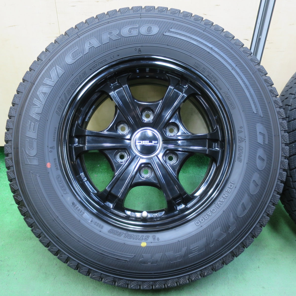 バリ溝!22年!キレイ!9.5分★スタッドレス 195/80R15 107/105L グッドイヤー アイスナビ CARGO DELF FLEX 15インチ PCD139.7/6H★5042912イス