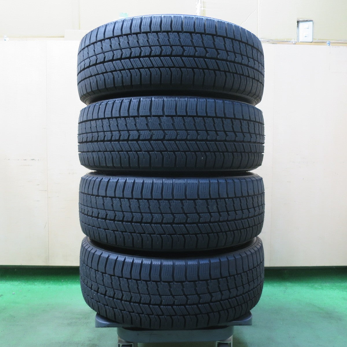 ほぼ未使用!24年!美品★LOXARNY SPORT 205/45R17 スタッドレス グッドイヤー アイスナビ8 ロクサーニ スポーツ 17インチ PCD114.3/5H★5103017イス