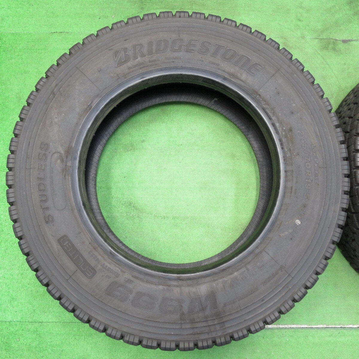 バリ溝!22年!9.5分★トラック タイヤ 245/70R19.5 136/134J スタッドレス ブリヂストン W999 19.5インチ★4061712イスタ