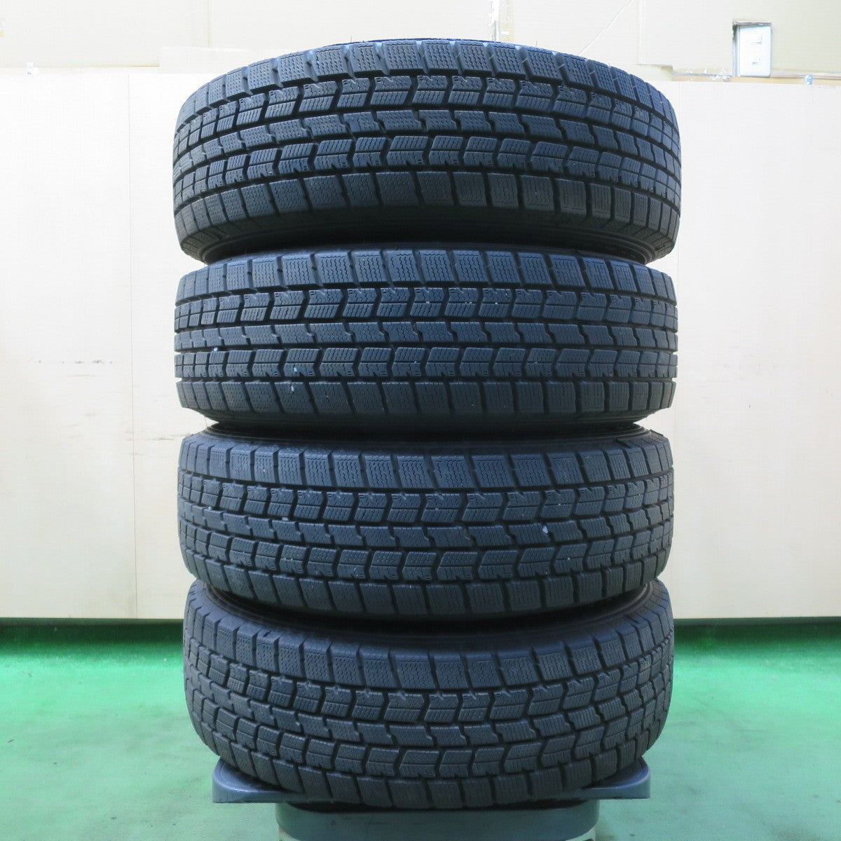 バリ溝!23年!キレイ!9.5分★スタッドレス 175/70R14 グッドイヤー アイスナビ7 V.E.X. VEX 14インチ PCD100/4H★5062905イス