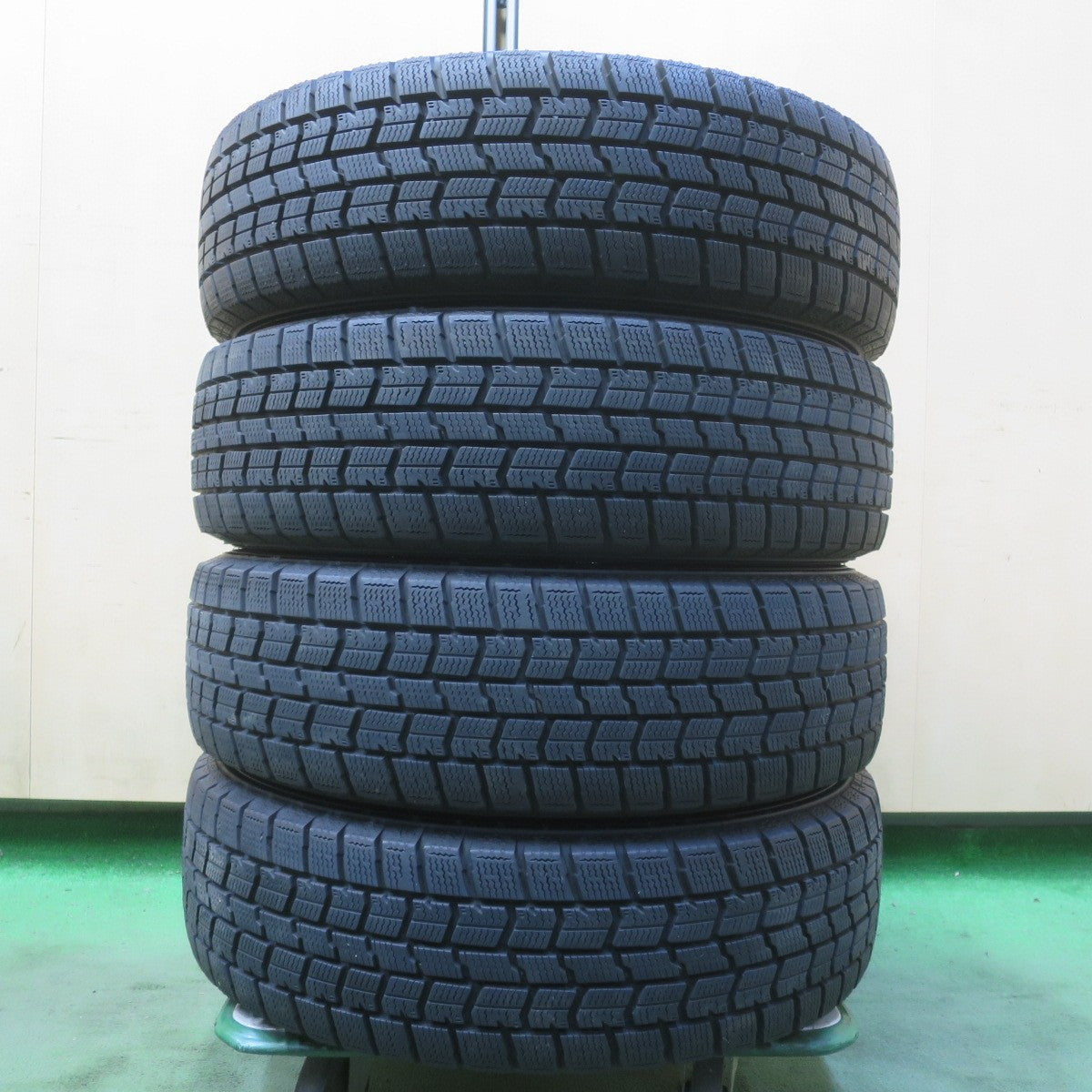 バリ溝!24年!キレイ!9.5分◎スタッドレス 165/65R15 グッドイヤー アイスナビ7 SCHNEIDER MiD シュナイダー 15インチ タフト ソリオ 等 PCD100/4H◎6083105イス