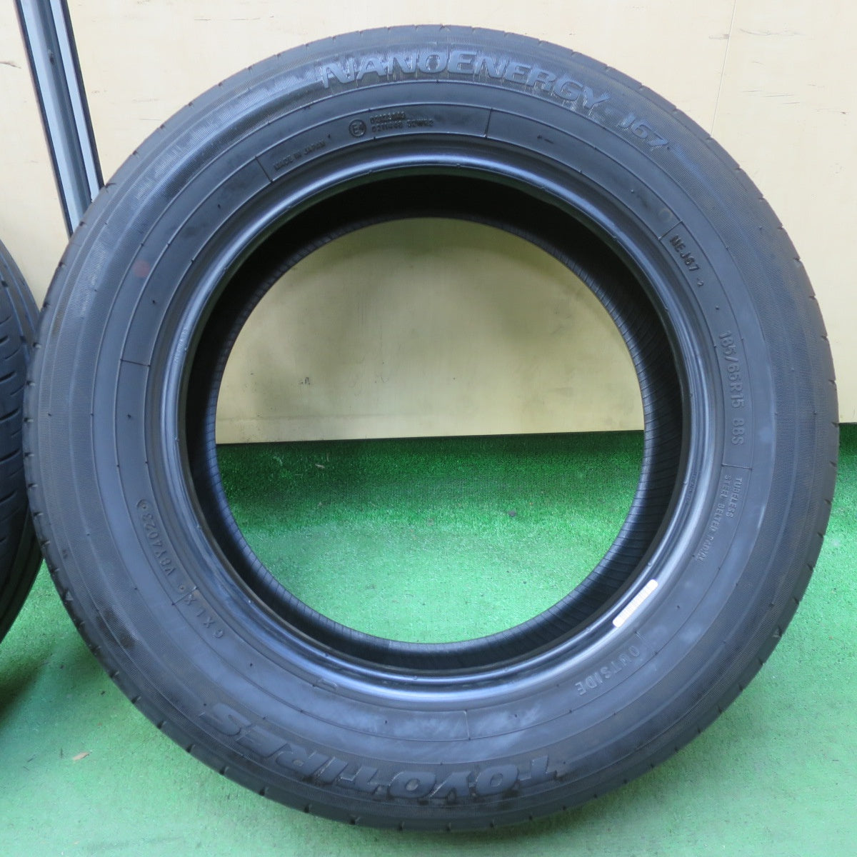バリ溝!23年!8.5分★185/65R15 トーヨー ナノエナジー J67 タイヤ 15インチ アクア フリード デミオ 等★5062202イノタ