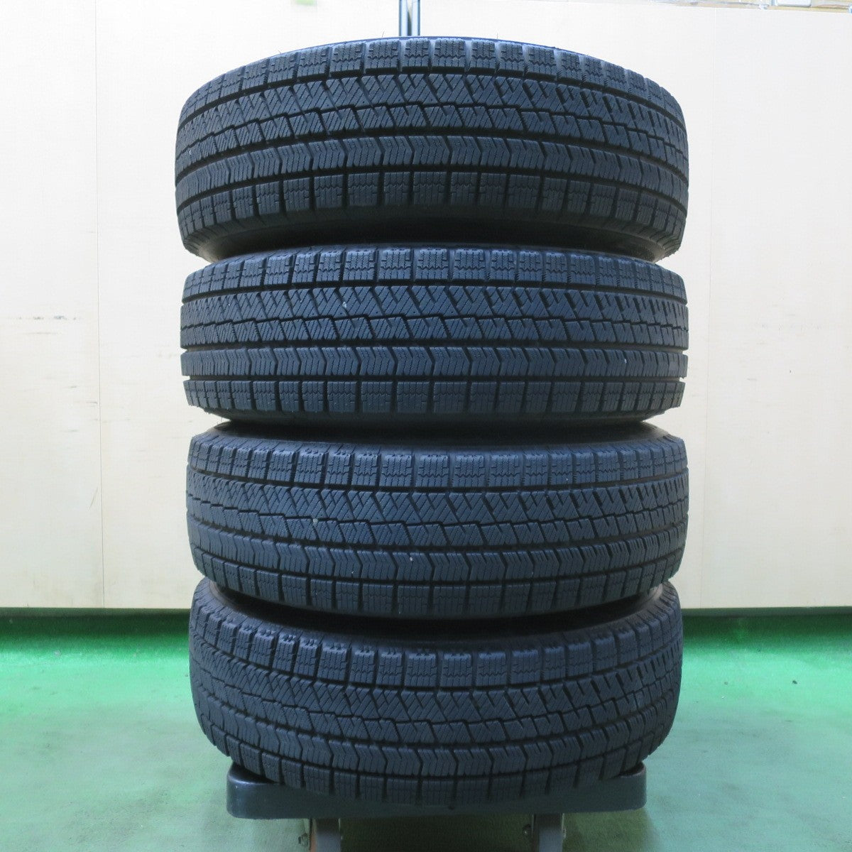バリ溝!23年!キレイ!9.5分★スタッドレス 175/70R14 ブリヂストン ブリザック VRX2 VELVA CHARGE ヴェルヴァ 14インチ PCD100/4H★5112811イス