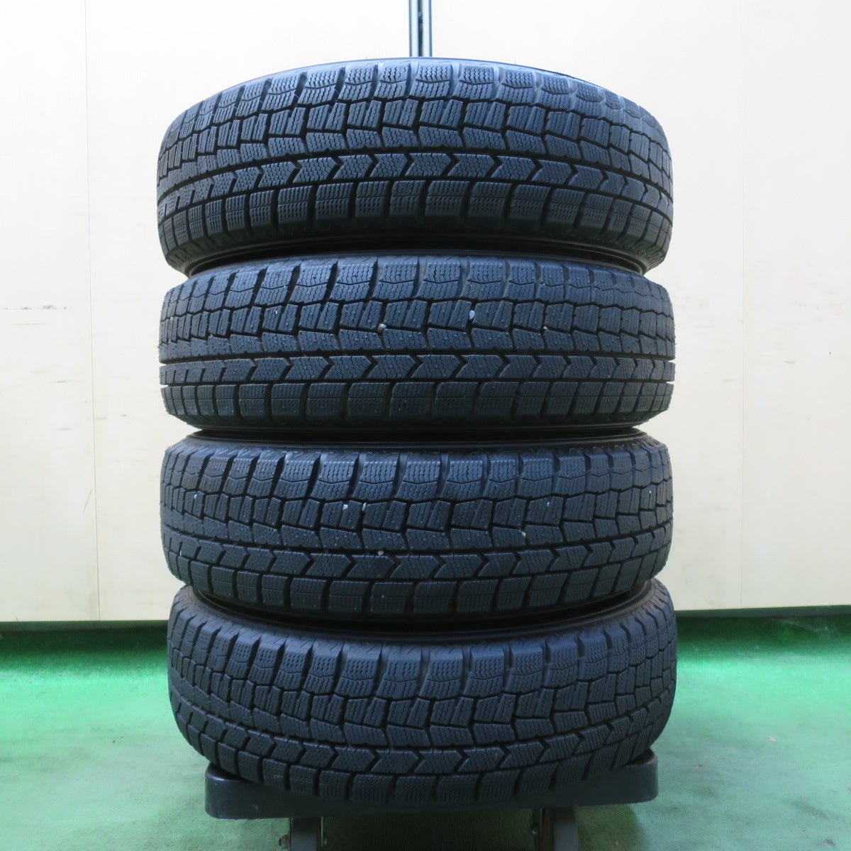 バリ溝!24年!キレイ!ほぼ10分★スタッドレス 165/65R14 ダンロップ ウインターマックス WM02 WINNERS ウィナーズ タンク ルーミー パッソ 等 PCD100/4H★5092901イス