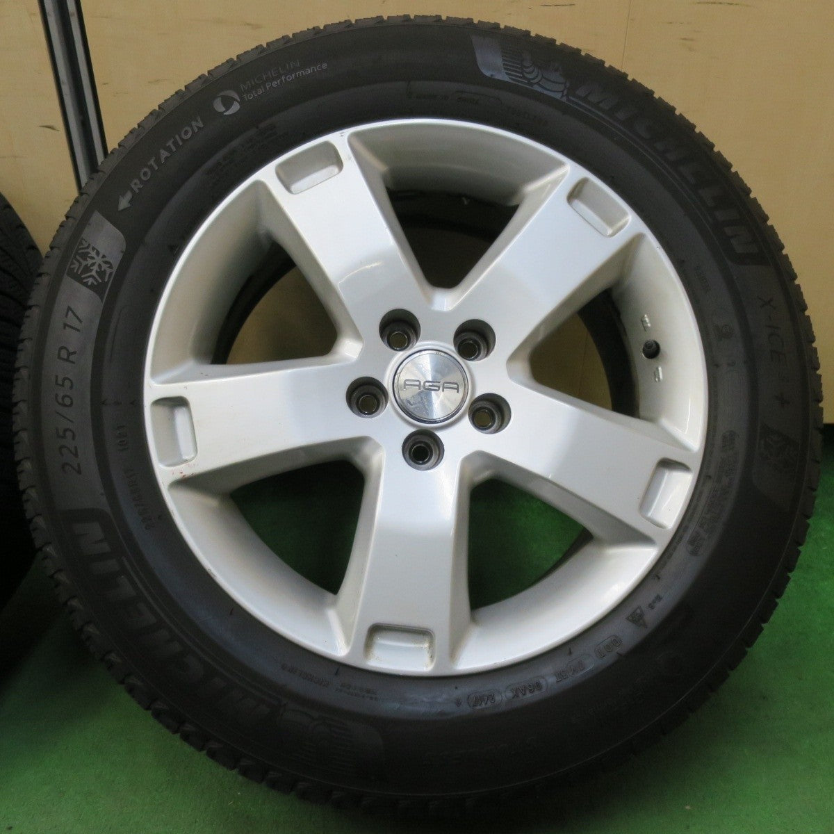 4本価格★ランドローバー 等 AGA ESSE2 225/65R17 スタッドレス ミシュラン X-ICE3+ 17インチ エッセ2 PCD108/5H★5010306イス
